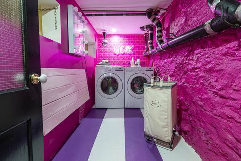 pralnia, ściana z różowej cegły, neon, fioletowo-biała podłoga w paski