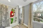 Grinch robi niespodziankę na prawie każdym zdjęciu tej zabawnej oferty domu