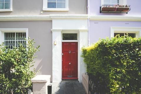 Angielskie czerwone drzwi